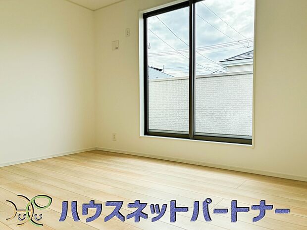 ベッドを置いて主寝室をイメージ。それでも広々してますね。