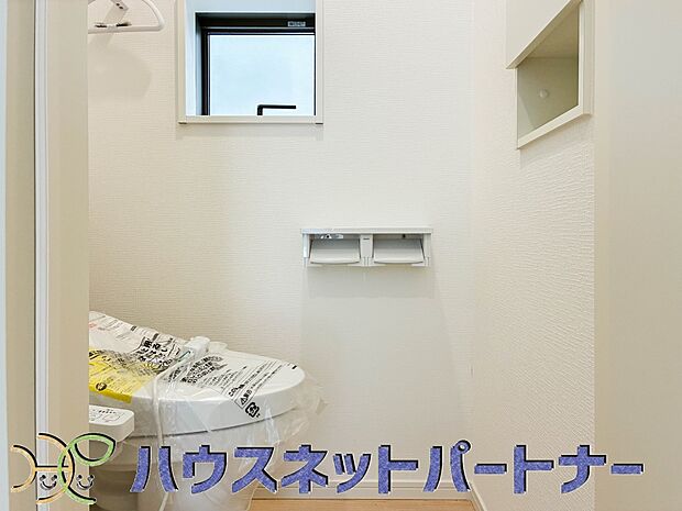 小窓を設置する事により明るく、通気性の良いトイレとなっております。中はゆとりのある大きさを確保しておりますので、ゆったりとお使い頂けます。 