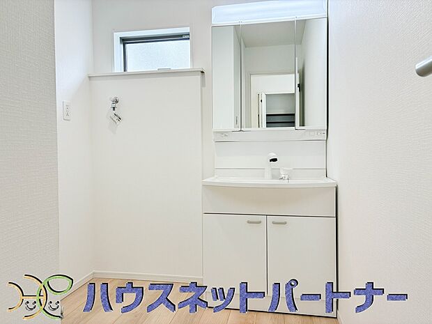 明るい清潔感のある洗面所は、鏡も大きくシンクが広々。朝の支度も楽にこなせます。