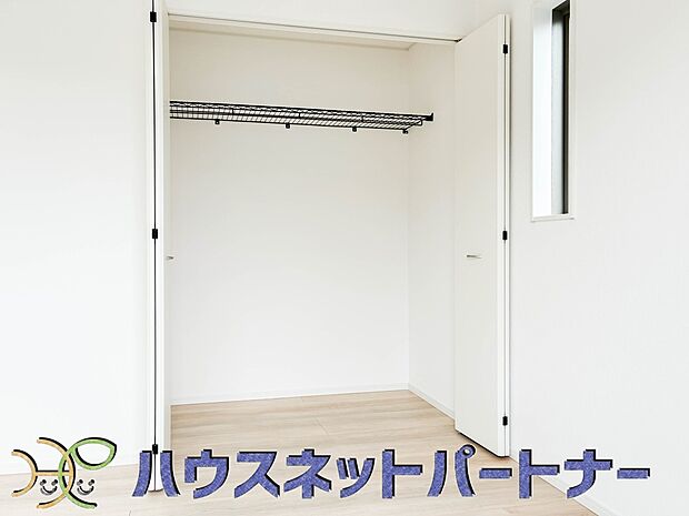 多くの人がお困りの住まいの収納。壁面クローゼットがあればタンスを置く必要がなく、出っ張りのないスッキリ空間を維持できます。限られたスペースを有効に活用できそう。