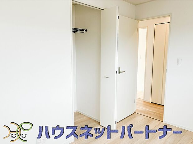 壁面クローゼットのメリットは、衣類が横一列に並ぶためひと目で洋服が選びやすいこと。衣類をたくさんお持ちの方も、限られたスペース内に無理なく収納することができます。