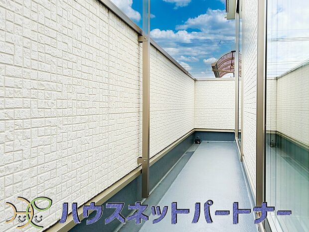ワイドなバルコニーはお洗濯だけではもったいない。季節のお野菜を育てるのもいいですね。プランターを置いてハーブを育ててみてはいかがですか。