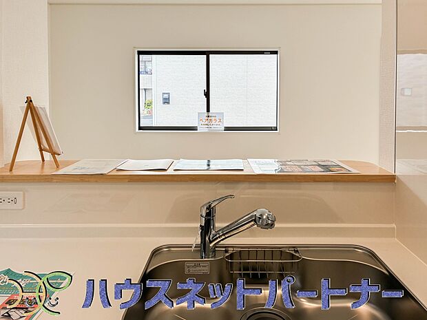 カウンターキッチンなら、リビングで遊ぶ子供の様子を見ながら料理ができるので安心です。料理を運んでもらったり、子供にお手伝いしてもらいやすいのもいいですね♪