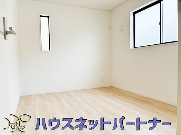 広過ぎず、快適すぎない子ども部屋。勉強と寝るだけの部屋にすることで閉じこもりがなくなり、リビングで過ごす時間が増えると言われています。