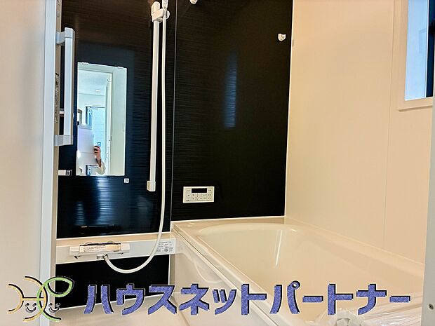 高級感溢れるカラーと大きさ・柔らかな曲線で構成された半身浴も楽しめるバスタブが心地よさをもたらします。