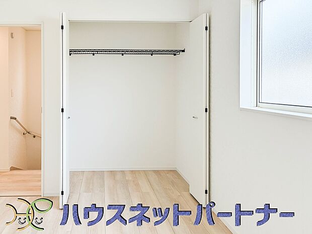 たくさんの洋服をかけてもシワになりにくいウォークインクローゼット。洋服以外にも、普段使わない家電やスーツケース、ストック品など何でも片付く嬉しい空間です。