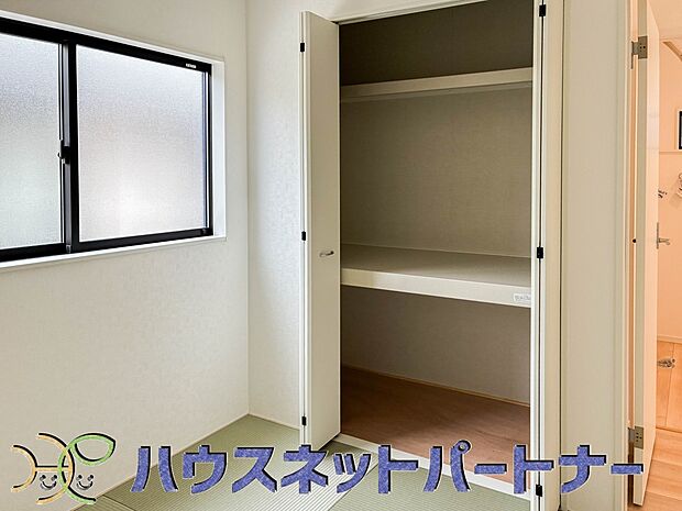 和室にはお布団を収納できる押入があります。お客様が来た時は客間としてお使いいただけます。