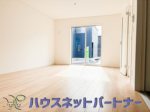 整然とした空間演出、快適な理想の暮らしの実現は家のみの拘りではなく、そこで暮らす方々にとって素敵な環境であることも挙げられると思います。四季折々の変化が奏でる鼓動を楽しんで下さい。