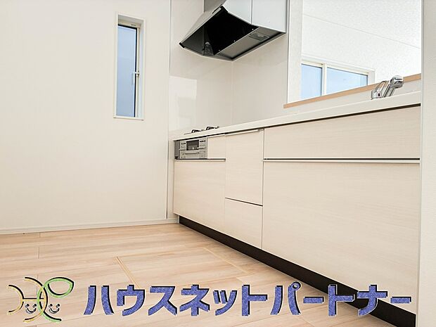 カウンターキッチンは広くて収納力もあるので、快適に料理をすることができます。食器や炊事用具を手の届くところに配置しやすいため調理もスピーディーです。