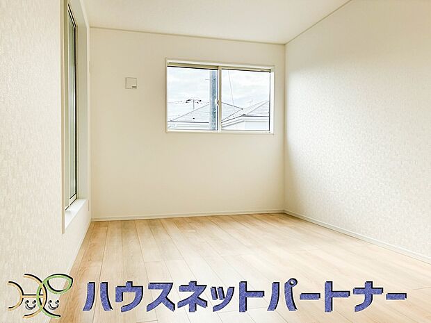 2面窓のお部屋は明るい日差しが2方向から差し込み、四季折々の風を感じられます。