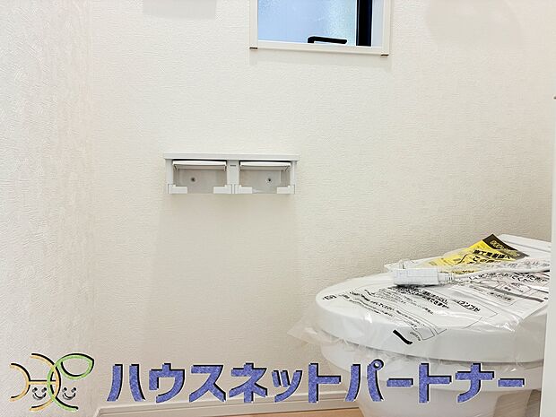 小窓を設置する事により明るく、通気性の良いトイレとなっております。中はゆとりのある大きさを確保しておりますので、ゆったりとお使い頂けます。
