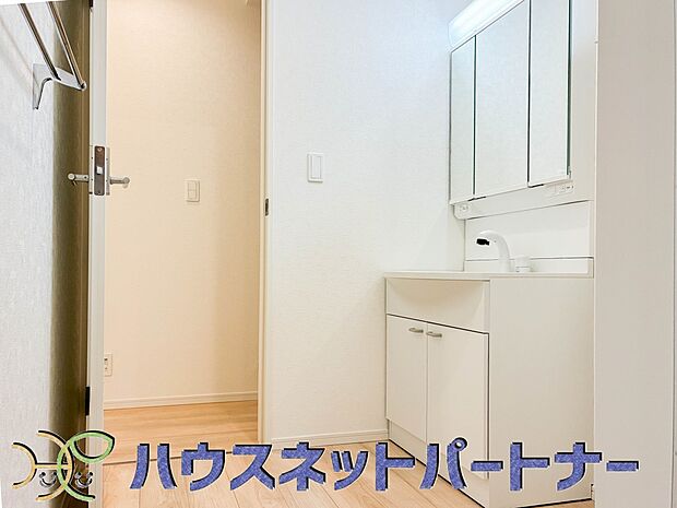 家の中でも特にプライベートスペースとなる洗面所は、洗濯場所と浴室を同じ空間でまとめております。小窓を設置しておりますので、熱気などが籠りやすい空間でちょっとした空気の入れ替えを。