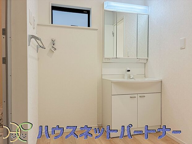 大きく見やすい三面鏡で清潔感ある洗面台は、身だしなみチェックや肌のお手入れに最適です。何かと物が増える場所だからこそ、スッキリと見映えの良い空間に拵えました。