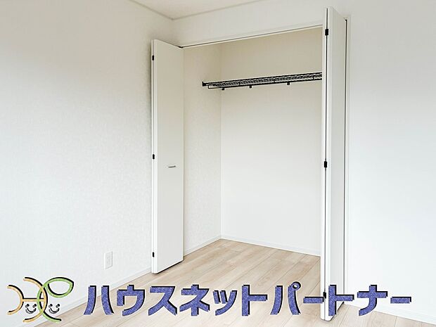 多くの人がお困りの住まいの収納。壁面クローゼットがあればタンスを置く必要がなく、出っ張りのないスッキリ空間を維持できます。限られたスペースを有効に活用できそう。