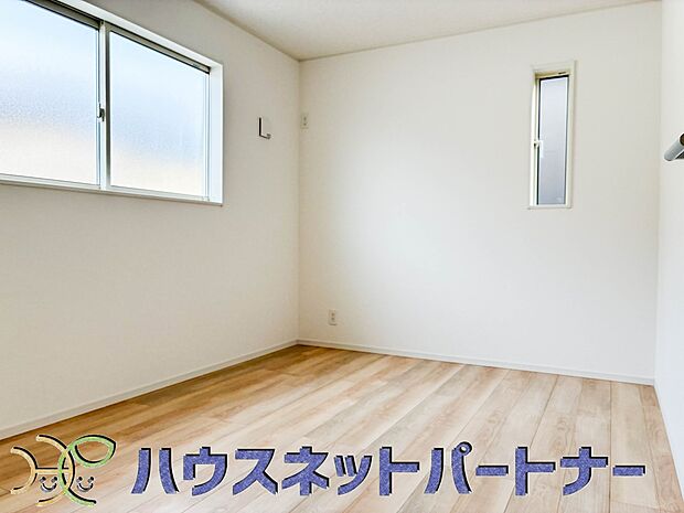 柔らかな日差しが入る洋室は落ち着いた雰囲気のお部屋です。ベッドを置いてゆったりと心も体も休まるお部屋へ。
