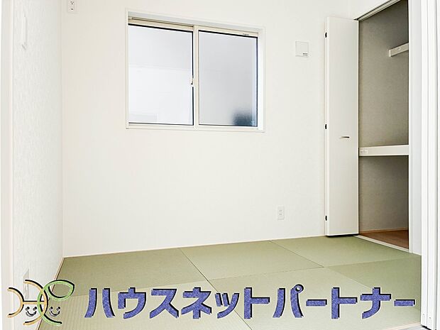 畳には音を吸収する作用があるので、元気いっぱいのお子さんの遊び場所として、最適な空間となるでしょう。また、クッション性があるのでお子さんが転んでケガをするリスクを軽減してくれます。