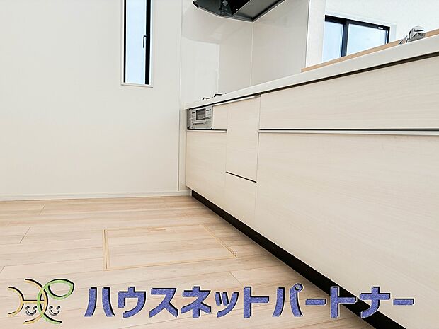 カウンターキッチンは広くて収納力もあるので、快適に料理をすることができます。食器や炊事用具を手の届くところに配置しやすいため調理もスピーディーです。