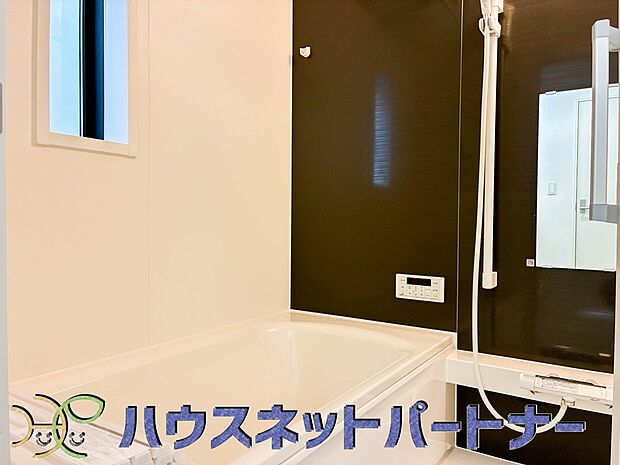 心地よいバスタイムを演出する浴室はゆとりあるサイズを採用。保温機能付き、汚れをはじく有機ガラス系の新素材を採用した浴室。美しく機能的な設備を採用。