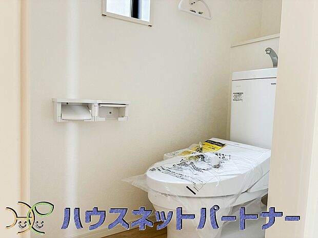 小窓を設置する事により明るく、通気性の良いトイレとなっております。中はゆとりのある大きさを確保しておりますので、ゆったりとお使い頂けます。