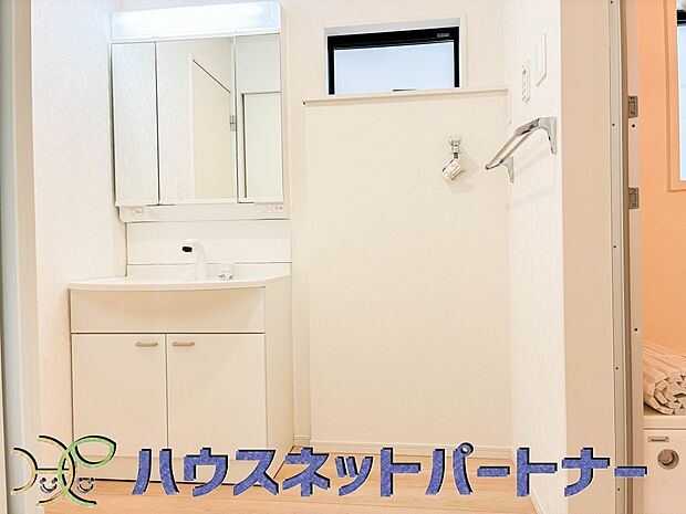 十分な大きさの洗面台は、身だしなみチェックや歯磨きなど、朝の慌ただしい時間でもホテルライクなスペースで余裕とゆとりを感じて頂けます。