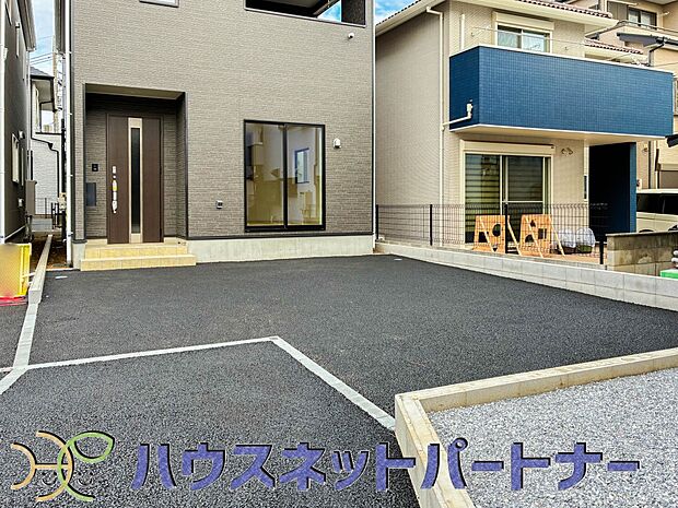 玄関横に駐車場なのでお買い物をした後は楽にお家へ。沢山お買物した時は助かりますね。