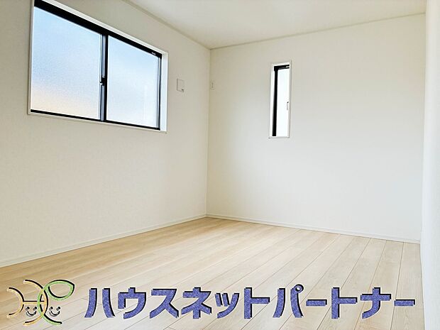 2面窓のある風通しの良いお部屋は心も体も元気にしてくれます。自分だけのお部屋作りを楽しんでみては。