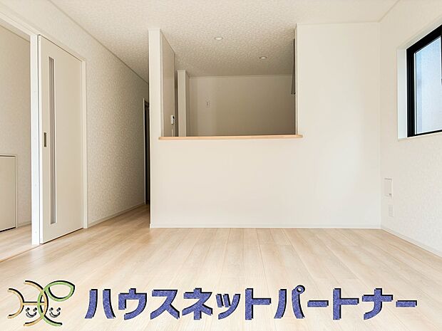 リビングは、食事スペースと寛げる場所設けてもまだ余裕の広さ。明るい光が照らしてくれます。