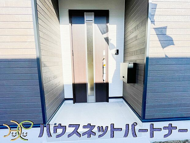 玄関の扉を開けると家族の待つお家。幸せを感じる瞬間です。