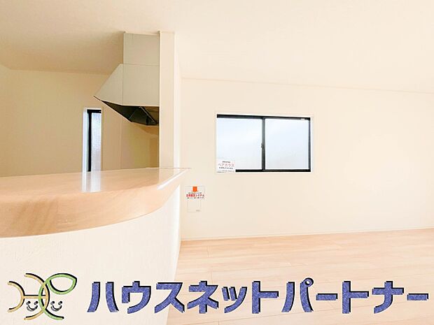 カウンターキッチンなら、リビングで遊ぶ子供の様子を見ながら料理ができるので安心です。料理を運んでもらったり、子供にお手伝いしてもらいやすいのもいいですね♪