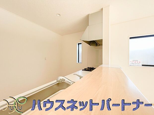 キッチン吊戸棚を無くす事によって、コミュニケーションを重視した設計に致しました。区画によって変わる一体感を、実際にご覧になって頂けましたらと思います。 