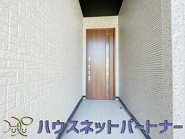 お客様も迎える玄関は高級感のある造りです。