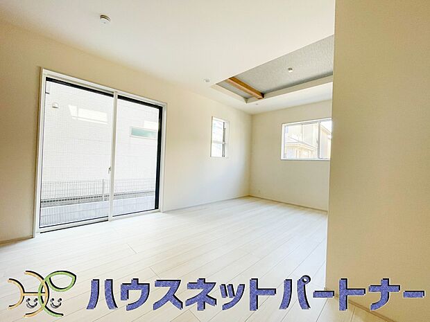 通風・採光に優れ、心地よい光と風が溢れています。 贅沢で豊かな居住性と、プライドを満たすクオリティが見事に調和した住空間。新築ならではの快適なひとときをご体感頂ける筈です。