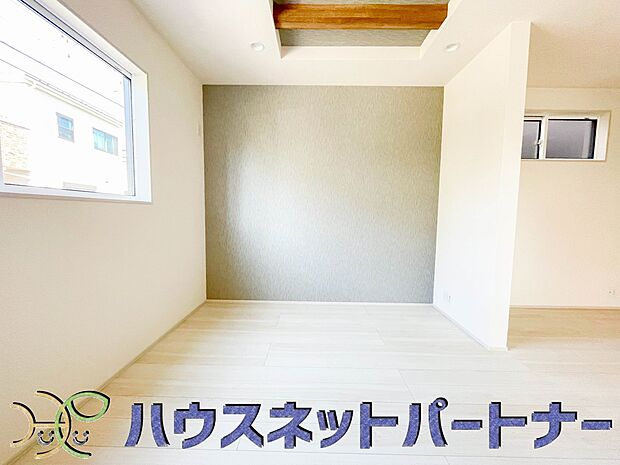 お部屋の壁紙を一部分だけ違う壁紙に変えることをアクセントクロスといいます。室内を広く見せ、個性的な空間を演出します。スタイリッシュな雰囲気づくりにも効果的。