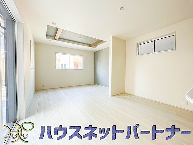 明るい日差し入るリビングは、お友達を招きパーティーが楽しめる広さですよ。