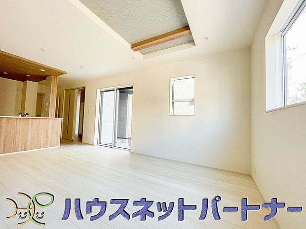 17帖のLDKは広々。光彩豊かでリラックスした空気がお部屋全体に広がります。