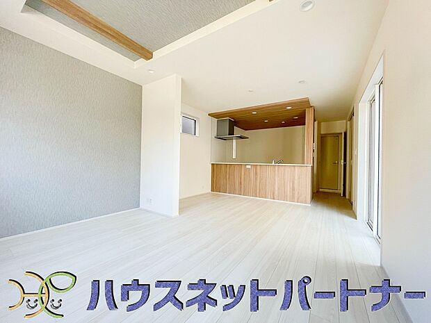 天井の中央部分を周囲より一段高くとったデザインを折上天井といいます。部屋に立体的な奥行きを生み出し、スタイリッシュな空間を演出します。天井を広く見せる視覚的効果も