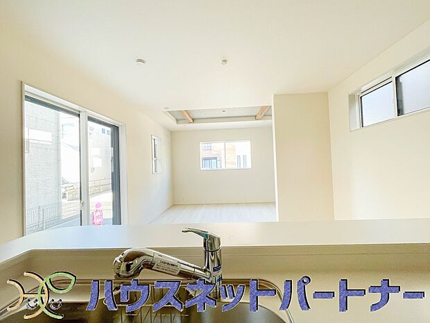 人工大理石のワークトップやシンクは、水を流しただけできれいになったように見えます。白いキッチンは明るく清潔感があり、とっても素敵です。