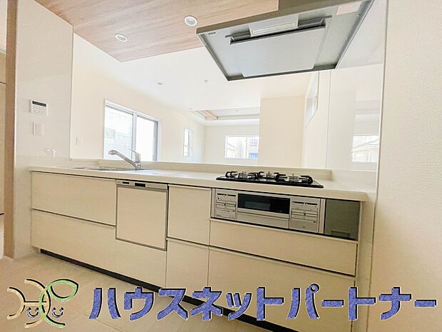 三口コンロで料理の幅を拡げてくれる使いやすいシステムキッチンを採用。洗い場も大きいので野菜や食器を洗ったりする際にも捗り、奥様の強い味方となってくれるはずです。