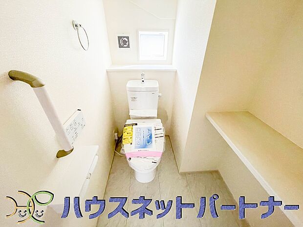 シャワー付きトイレは2ヶ所。安全性を考慮して手すりを付けています。