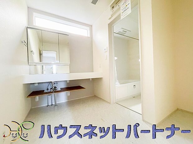 洗面室は窓の光が差し込み明るく清潔感があります。三面鏡は朝の支度が大助かり。