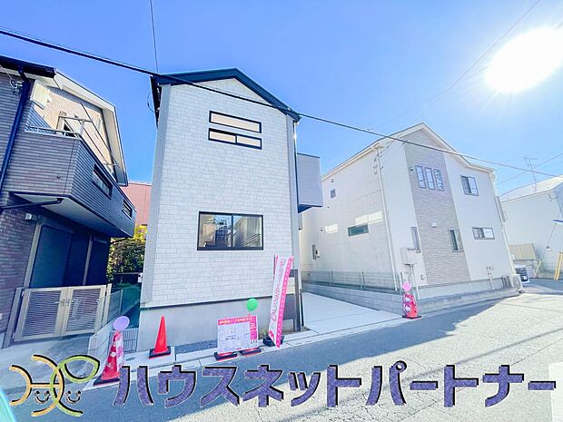 街に溶け合う美しい景観と、採光や風通しを考えて設計された間取り。近隣の視線を考え調整した窓位置など、外観だけでなく、住まうご家族の心地よさを最優先しました。