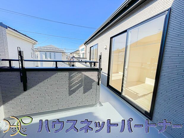 南向きバルコニーから明るい陽射しと爽やかな風がお部屋へと流れ込む、心地よい空間です。2部屋続きなのでお布団も沢山干せますね。