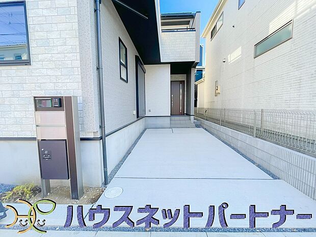 通勤や家族の送迎など、毎日の生活にマイカーが欠かせない方にとって駐車場は大事な条件。敷地内にカースペースがあれば、お出かけやお買い物の際の搬入出もらくらくです。