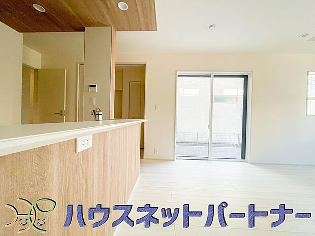 リビングは、食事スペースと寛げる場所設けてもまだ余裕の広さ。明るい光が照らしてくれます。