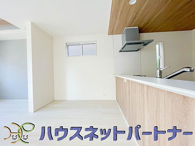 リビングにテーブルを置いて、寛げるソファーを置いても余裕の広さがあります。