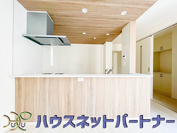 家族の様子を見ながらキッチンでお料理。一日の出来事を会話しながらの家事は嬉しいコミュニケーション。