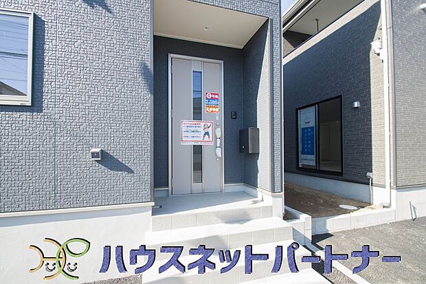 玄関前に季節のお花を置いて可愛く演出してみてはいかがですか。楽しいお家造りが待っています。