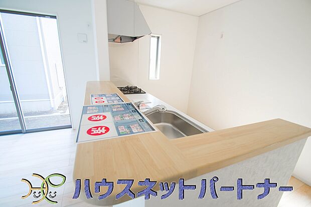 カウンターキッチンは広くて収納力もあるので、快適に料理をすることができます。食器や炊事用具を手の届くところに配置しやすいため調理もスピーディーです。