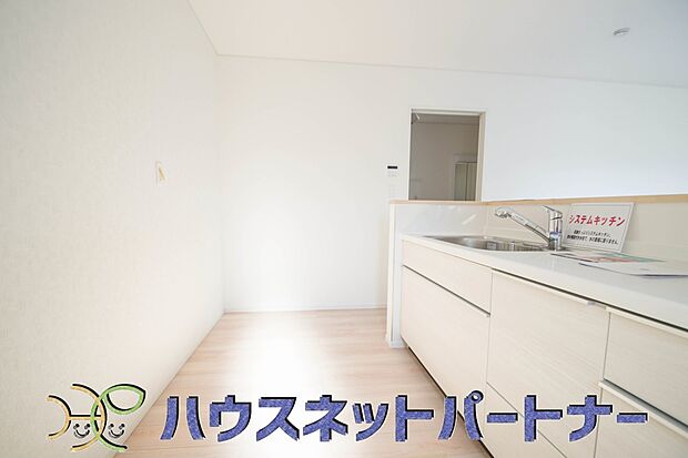 明るい自然光が入る作業スペースを多くとったキッチン採用。夫婦揃ってキッチンに立っても調理がしやすく、家事をしながら会話も弾みます。食器類もすっきりと片付く収納力。