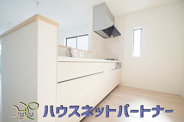 キッチン吊戸棚を無くす事によって、コミュニケーションを重視した設計に致しました。区画によって変わる一体感を、実際にご覧になって頂けましたらと思います。 